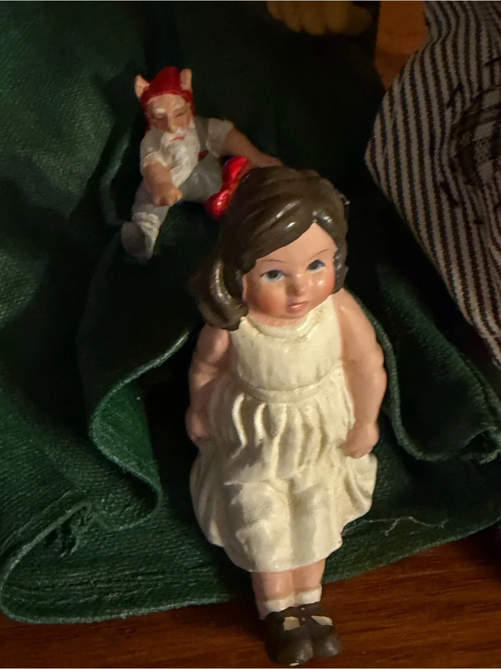 🌟NWT🌟 Clothtique “Santa’s Helpers” Figurine